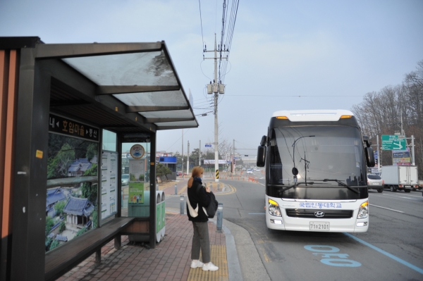 지난달 15일 호암마을 정류장에 등교버스가 다가오고 있다.