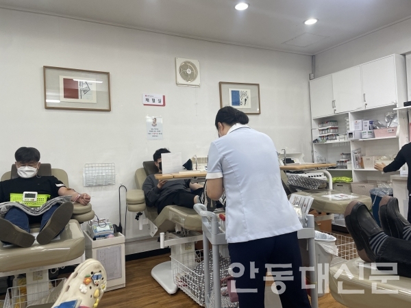 안동 헌혈의 집에서 헌혈을 하고 있다.