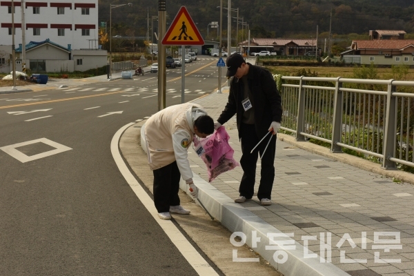 천사데이 참가자가 송천동 일대에서 쓰레기를 줍고 있다.